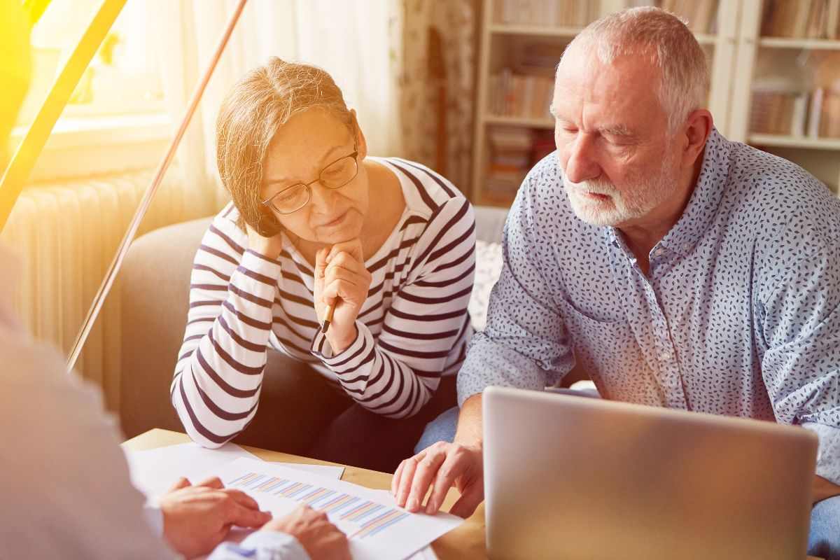 Persone che si informano sull'invalidità al 67%