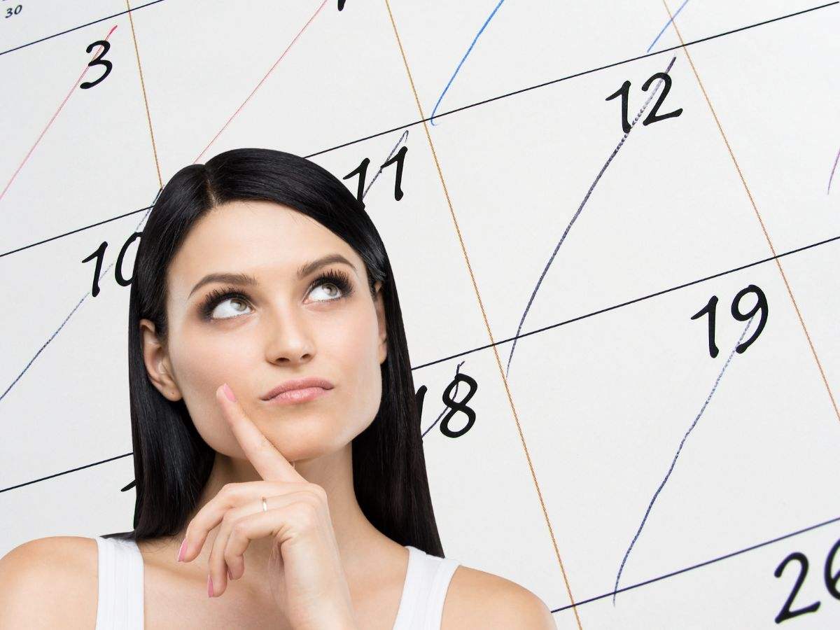sfondo calendario con giorni segnati e donna che pensa