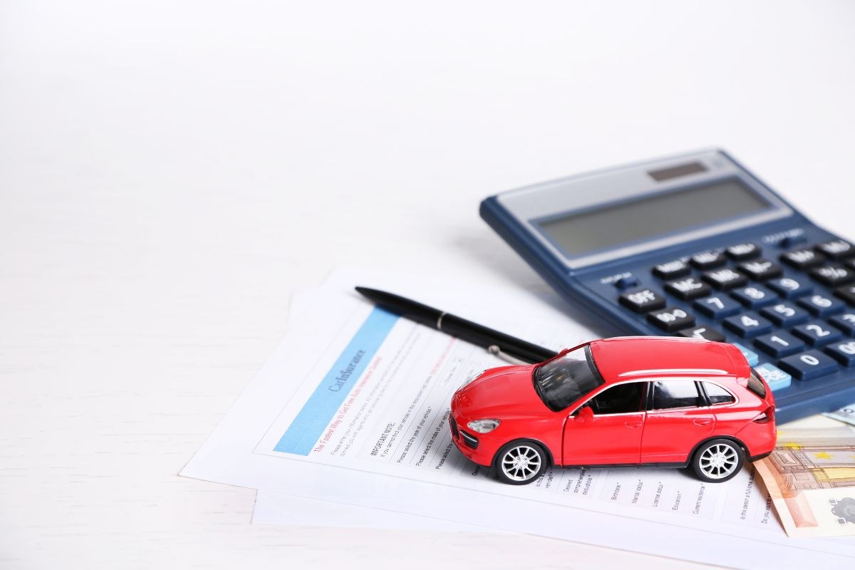 auto, penna, calcolatrice e contratto rc auto