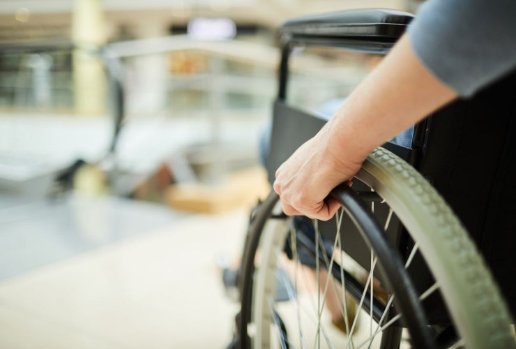disabile su carrozzina