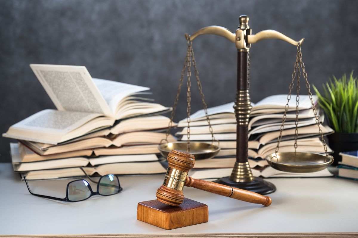 LIbri, documenti, bilancia e martello giustizia