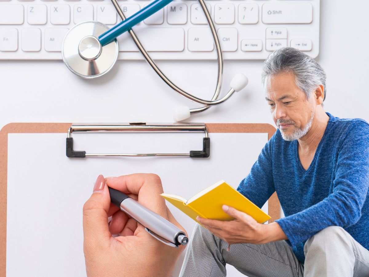 sfondo cartella clinica e tastiera pc e uomo che legge