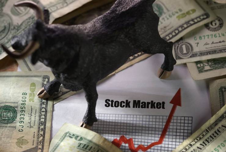 Toro, scritta stock market, dollari e freccia verso l'alto