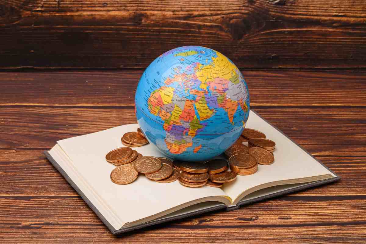 mappamondo, monete e libro