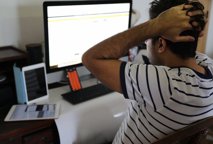 persona spaventata dal crollo dei mercati