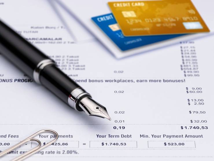 sfondo documento, carte di credito e penna