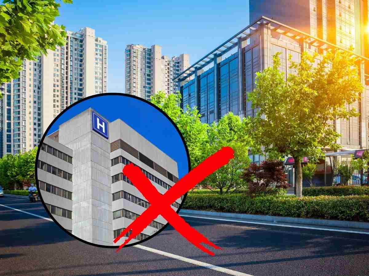 sfondo città e tondo con ospedale e X rossa