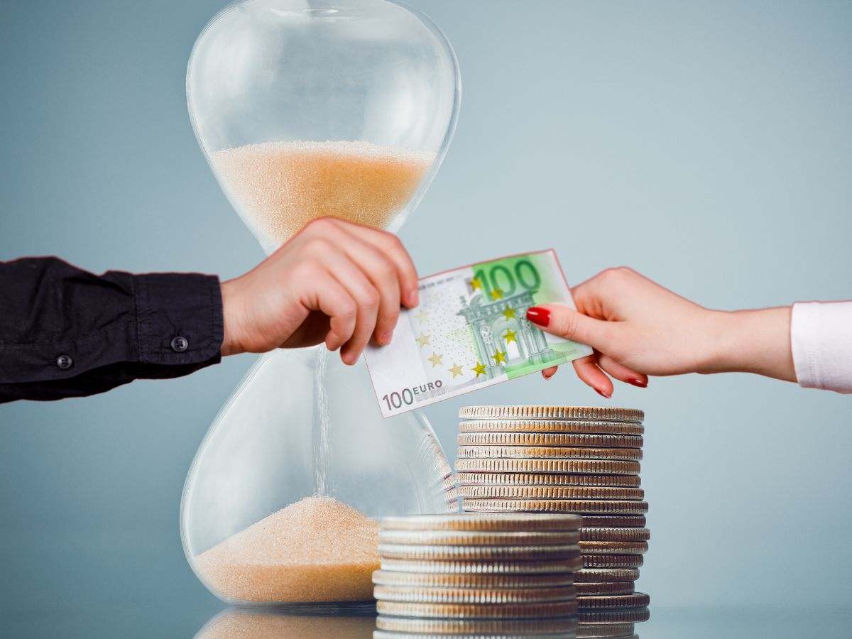 sfondo clessidra e monete euro e mani che scambiano banconota 100 euro