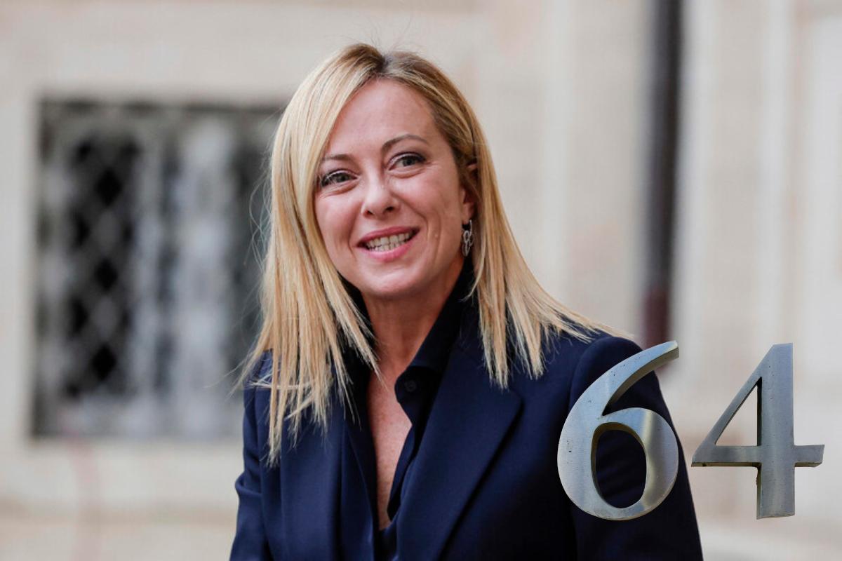 la premier giorgia meloni e la scritta 64