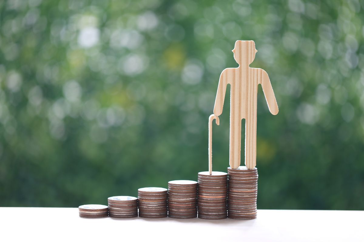 pila di monete con raffigurazione pensionato