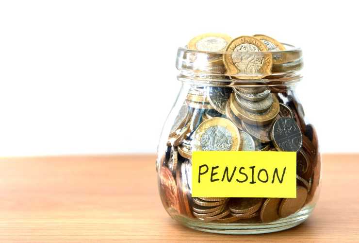 vasetto in vetro con monete e scritta pension