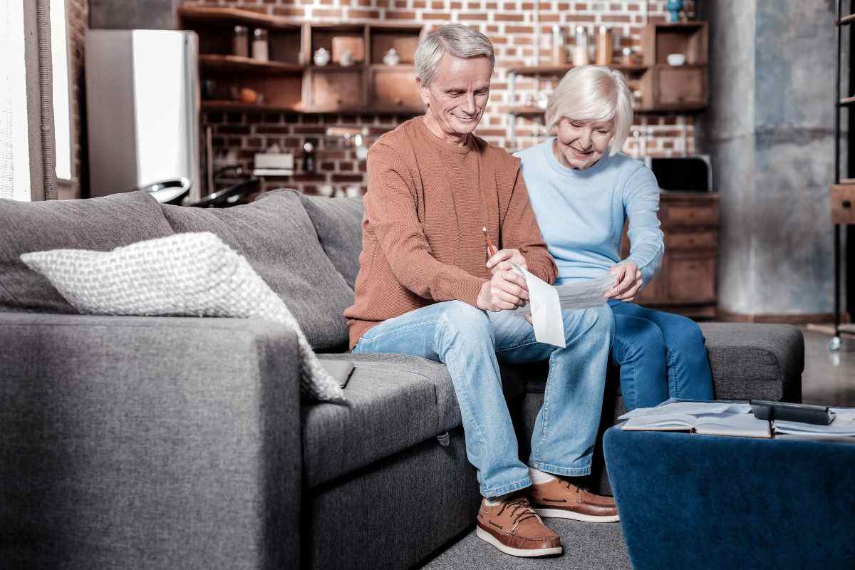 pensionati che fanno dei calcoli sulla pensione
