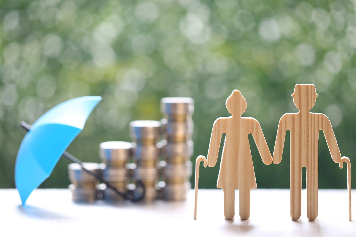 monete e figure pensionati e ombrello
