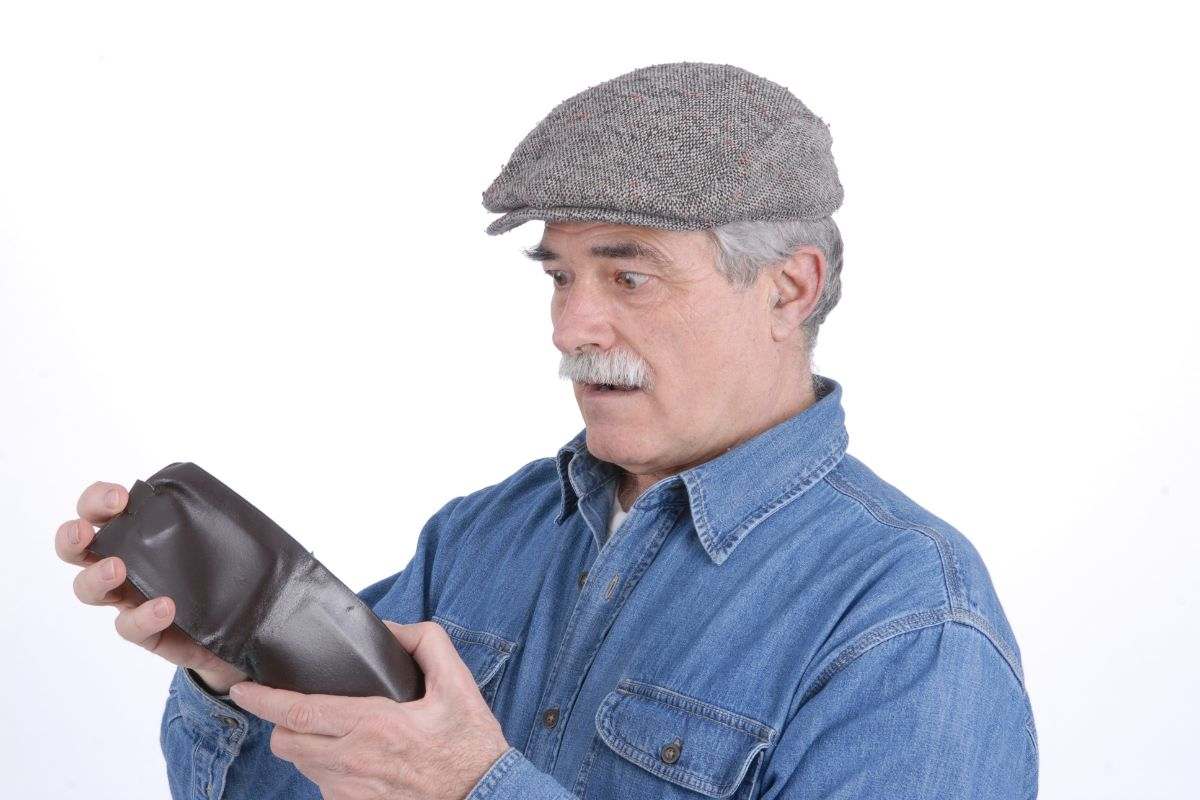 pensionato stupito che garda il portafoglio vuoto