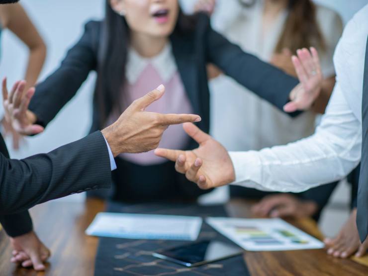 persone che litigano