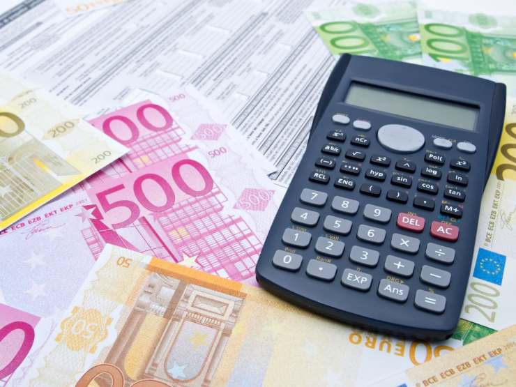 sfondo banconote euro documenti e calcolatrice