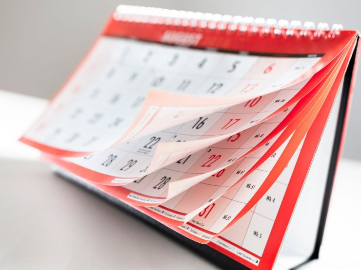 calendario con foglio svolazzanti