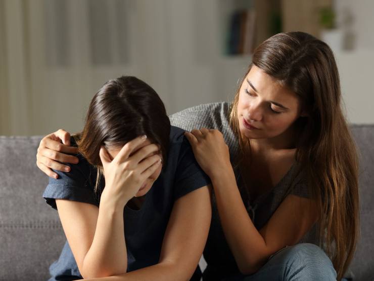 donne che si consolano