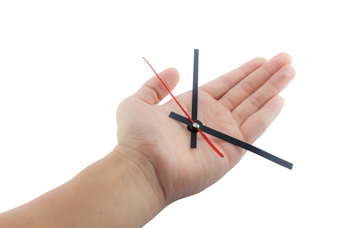 persona che ha in mano un orologio