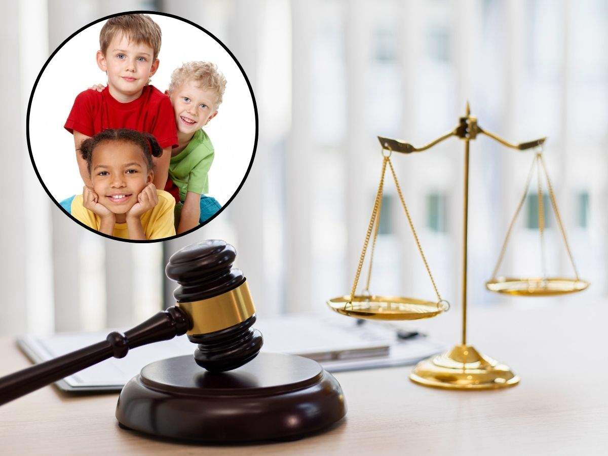 sfondo simboli legge su scrivania e tondo con bimbi