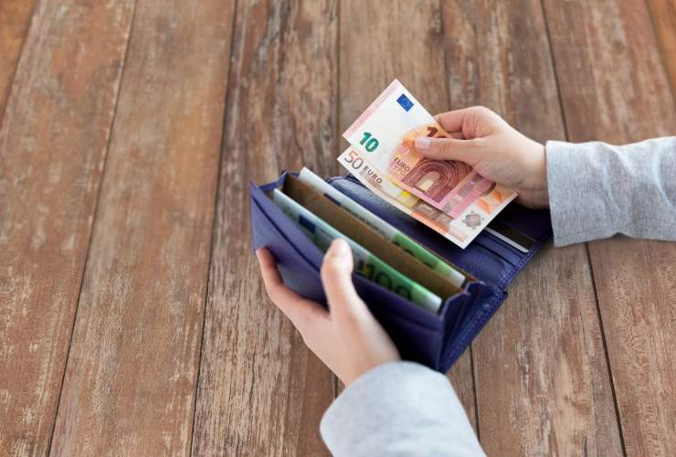 Persona che prende banconote nel portafoglio