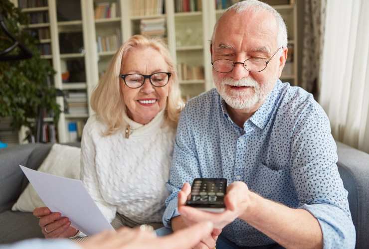 coppia che fa calcoli su opzione donna e riforma pensioni