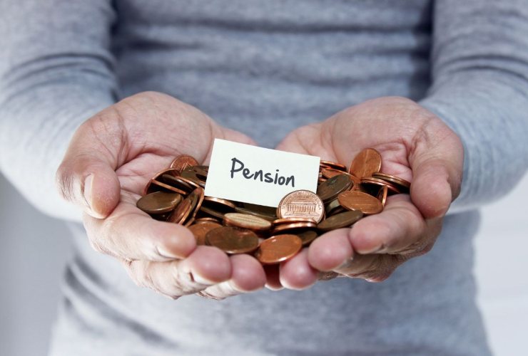 persona che ha in mano monete e scritta pension