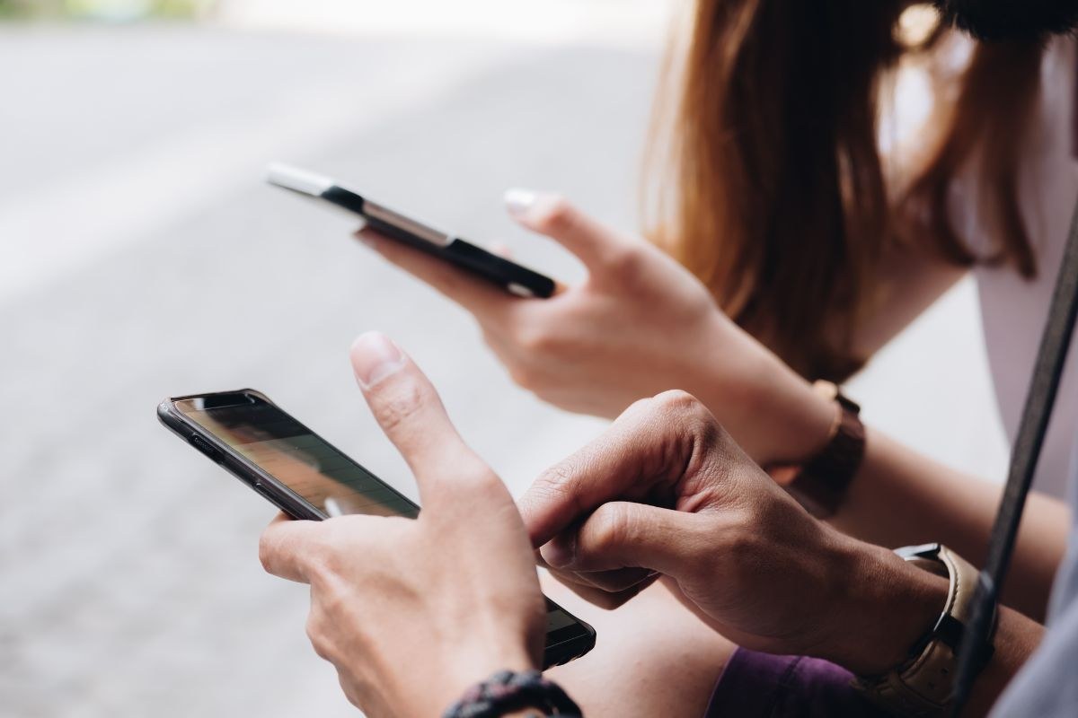 Persone che navigano sui social