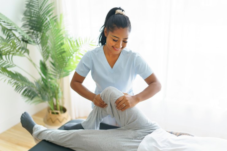 fisioterapista massaggia paziente