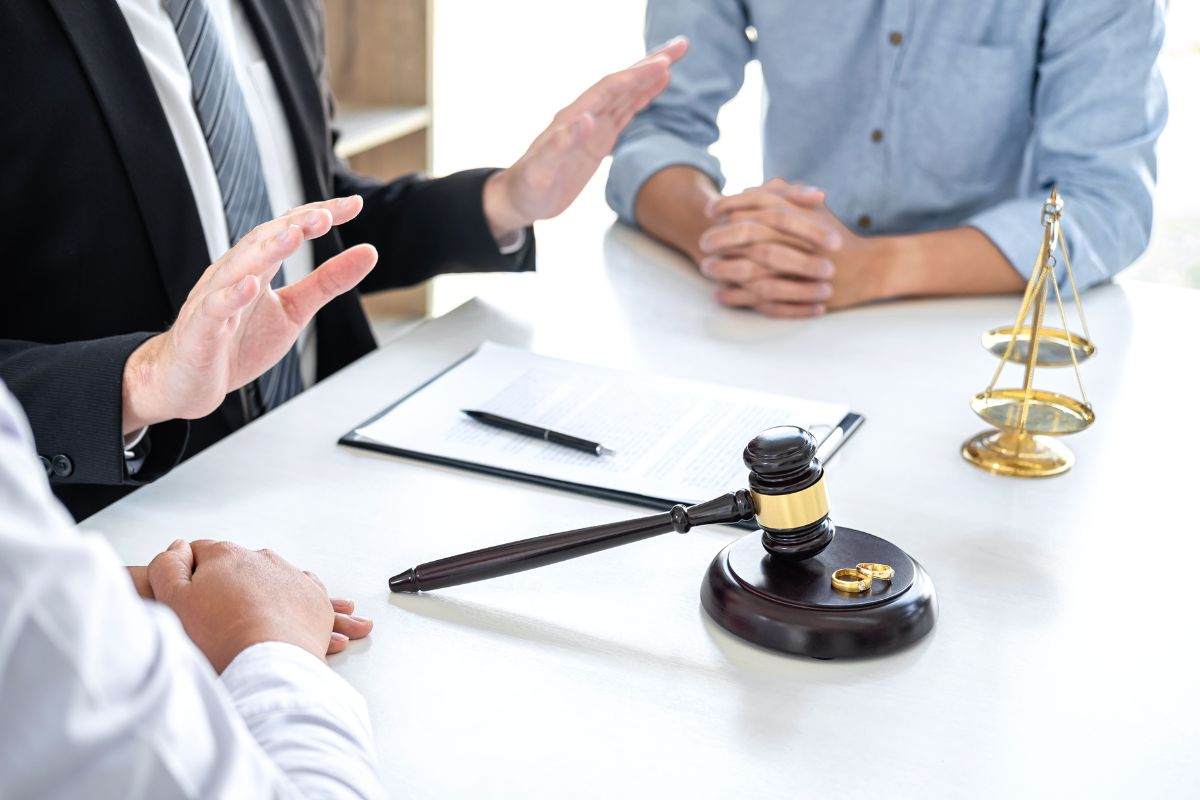 persone che discutono con un legale della separazione 