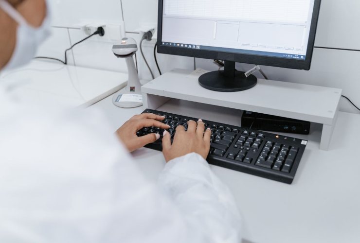 medico che scrive un referto visita