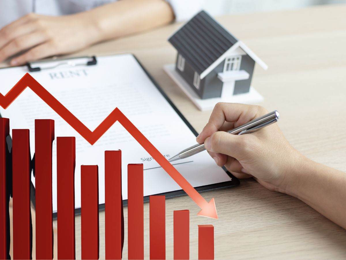 sfondo contratto da firmare con casetta in miniatura e grafico in abbassamento