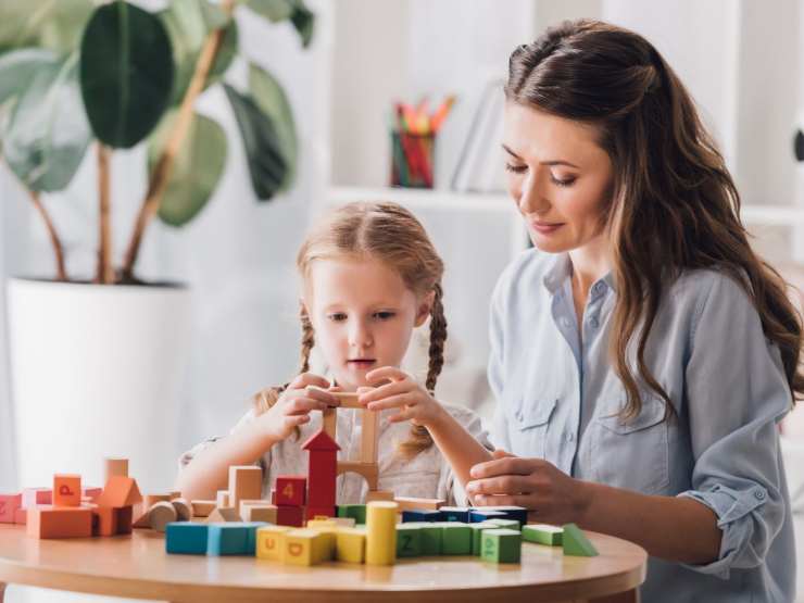 mamma e figlia che giocano