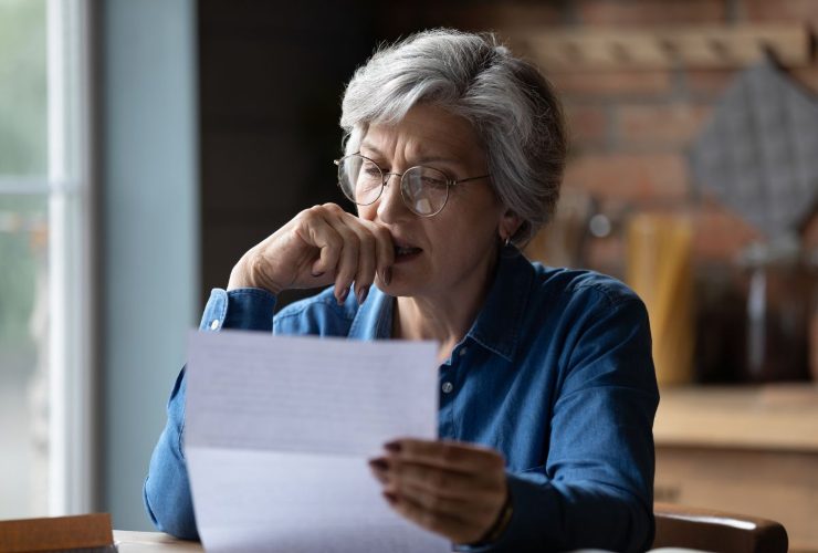 persona che legge comunicazione AdE