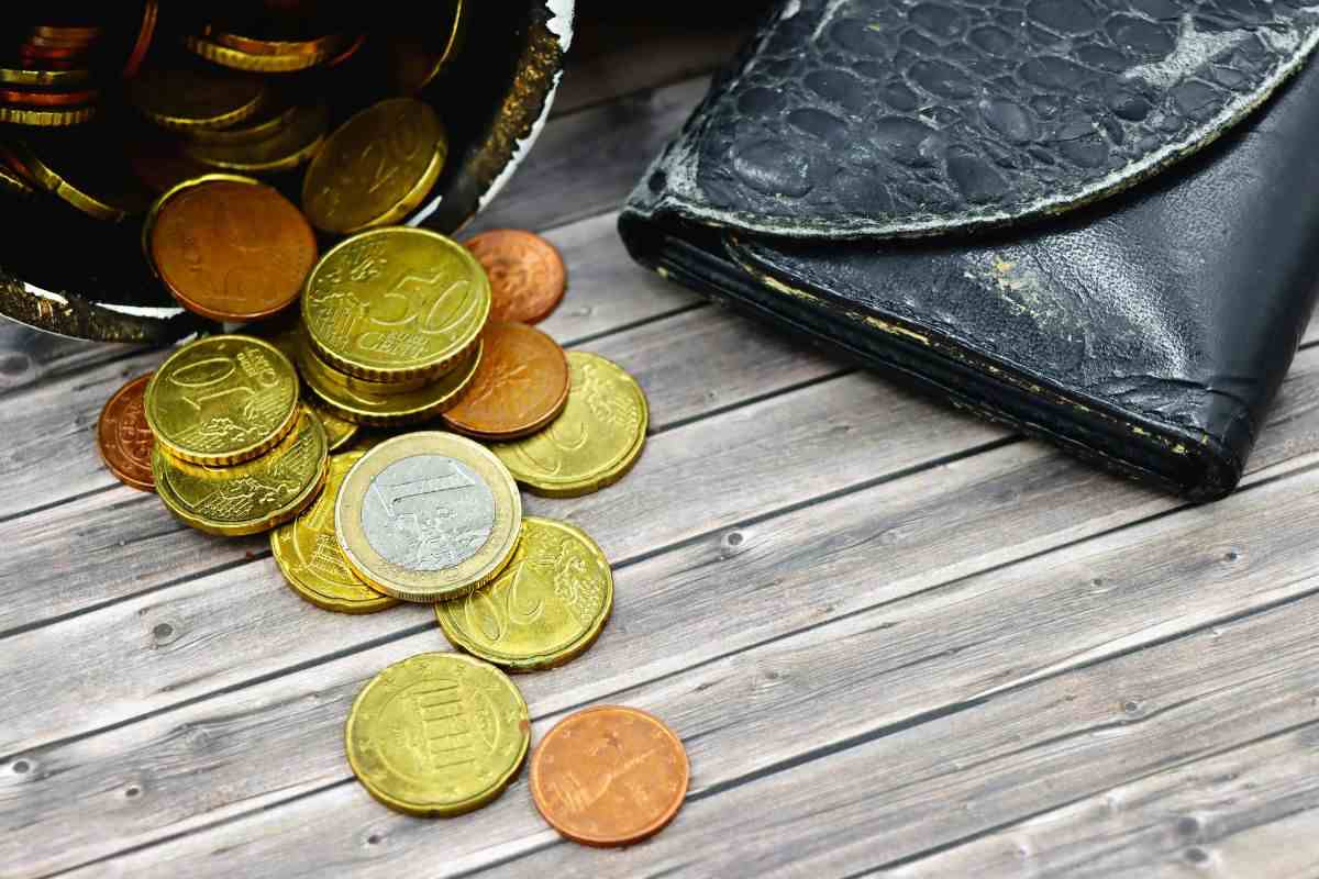 monete e banconote con portafoglio