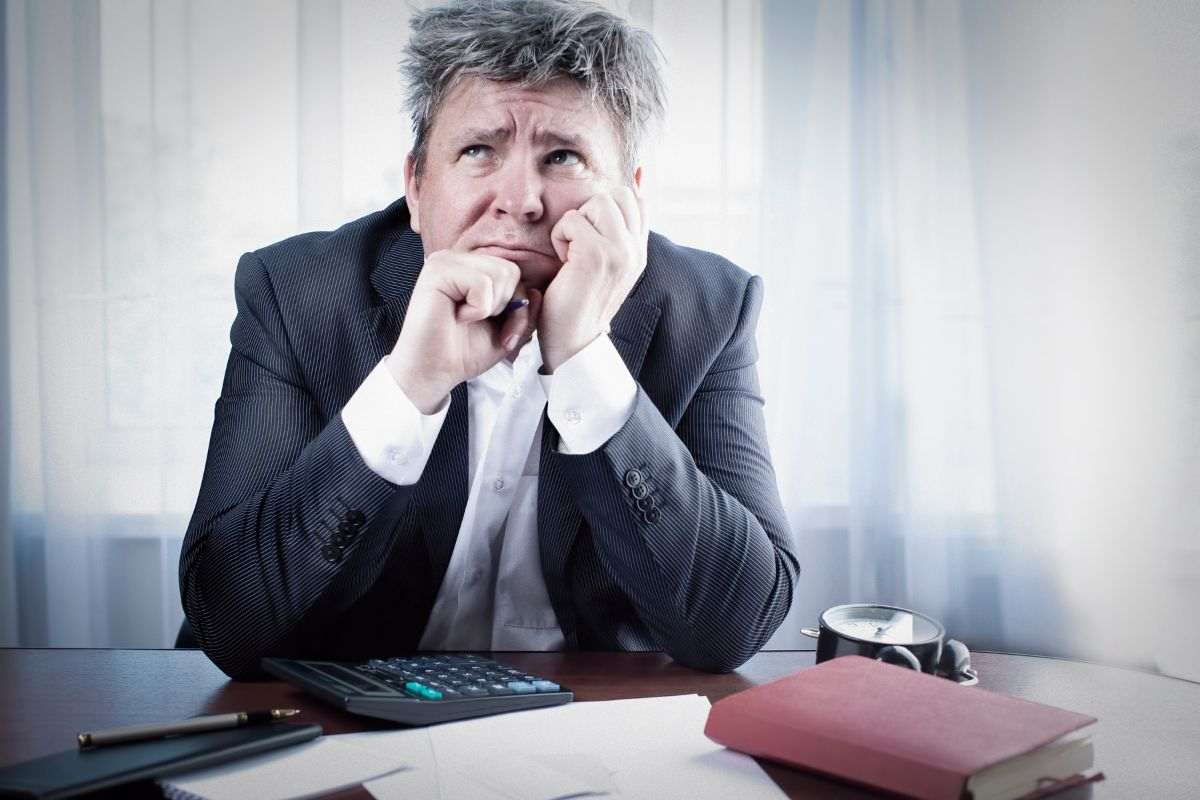 persona preoccupata per perdite eventuali con i BTP