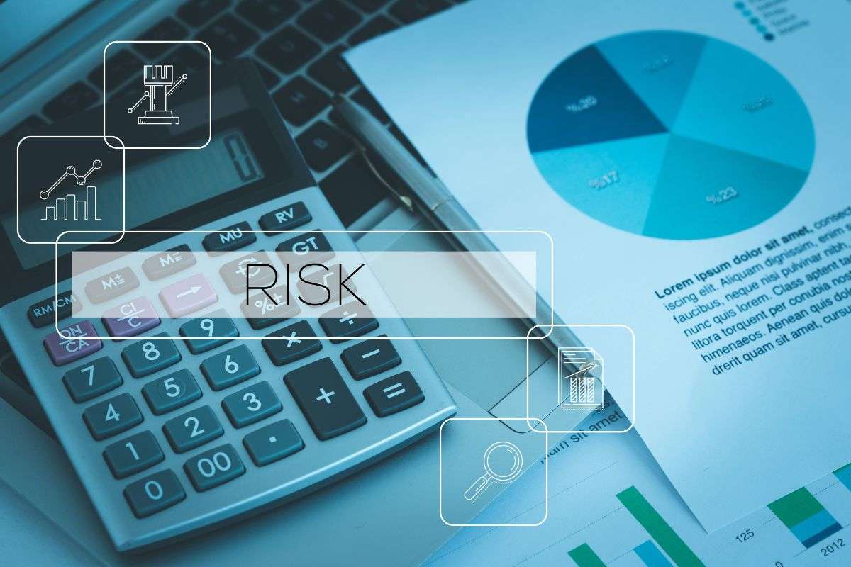 calcolatrice, dati e parola risk con simboli dei grafici