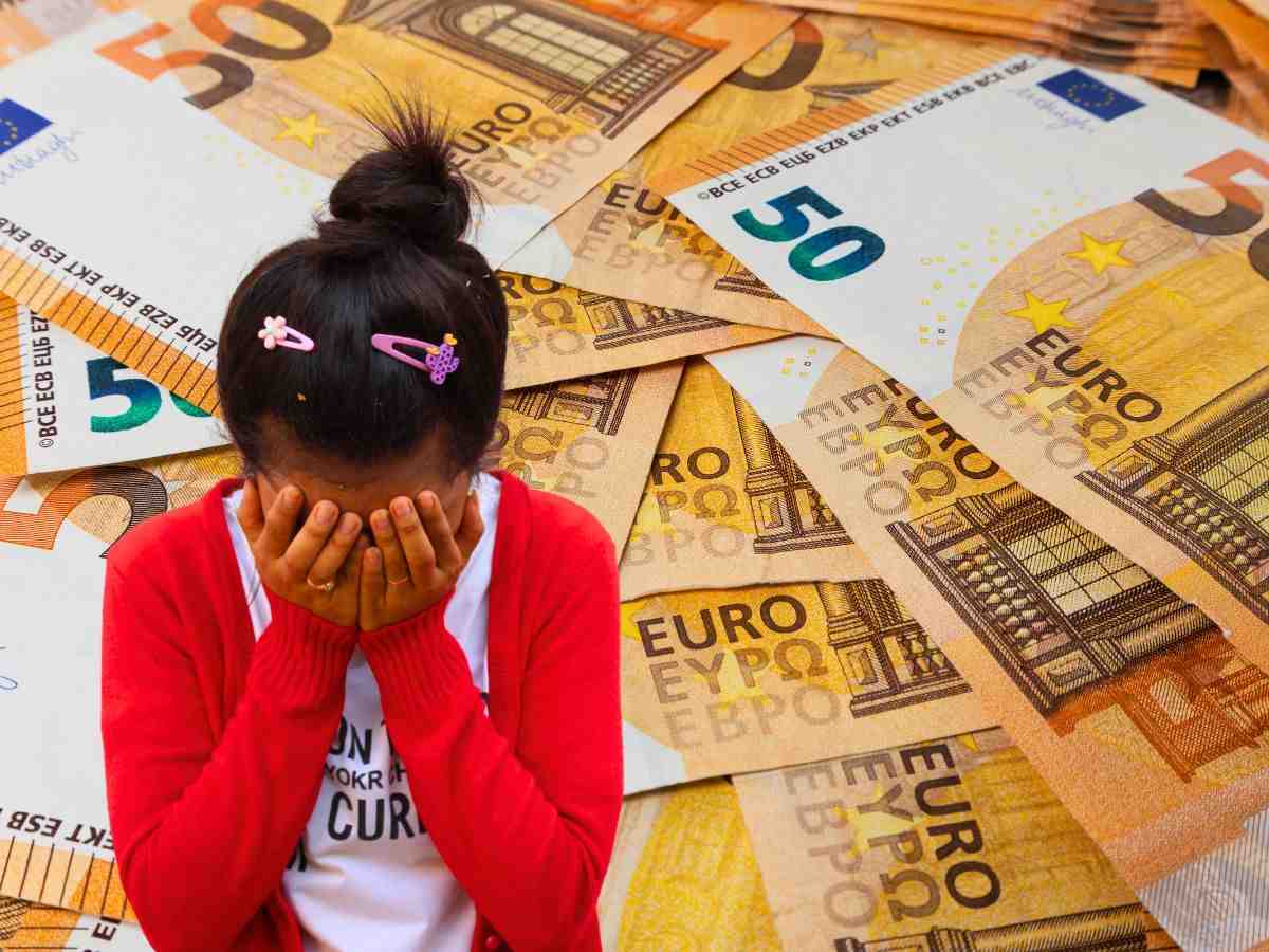 sfondo banconote 50 euro e bambina con mani in faccia