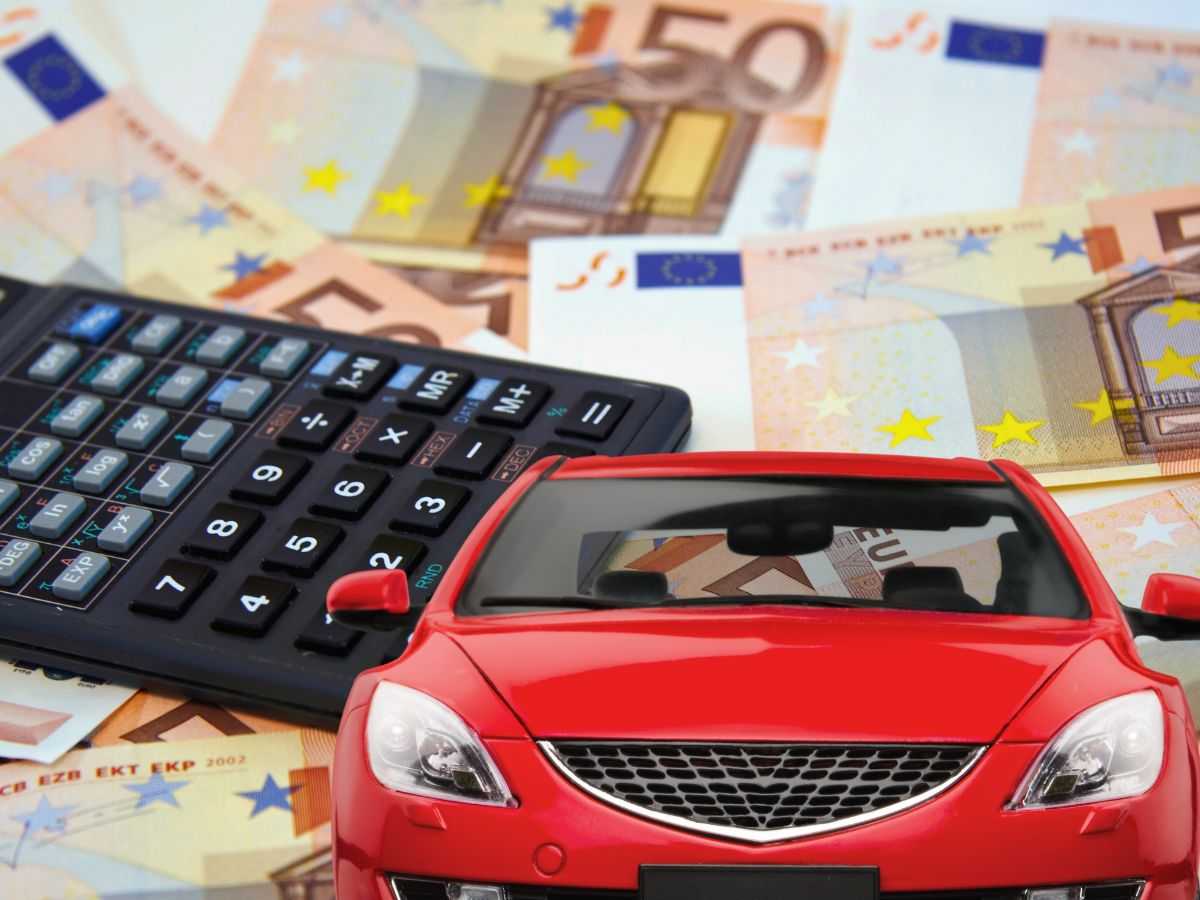 sfondo banconote euro e calcolatrice e auto rossa