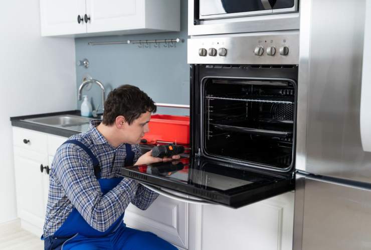 Tecnico che installa un forno