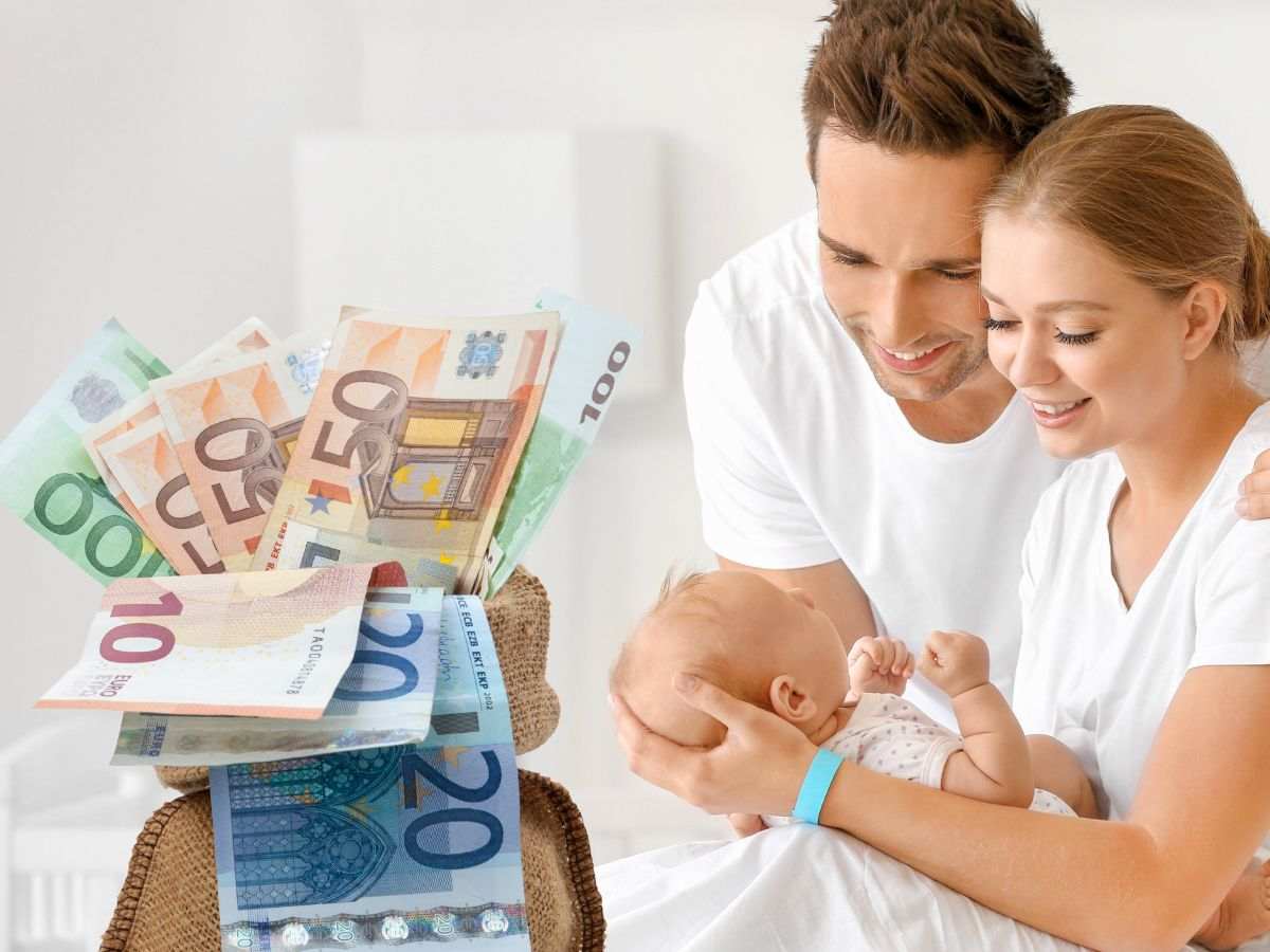 sfondo genitori con bebè e sacco con banconote euro
