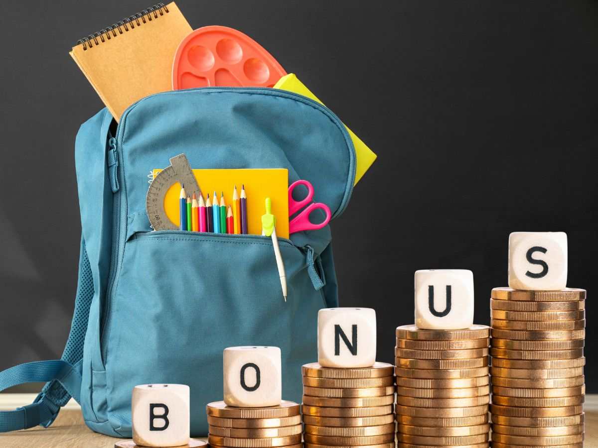 sfondo materiale per la scuola e scritta bonus con monete in crescita