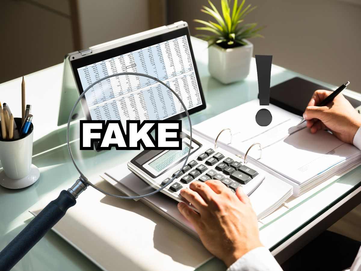 sfondo uomo fa calcoli al pc e lente di ingrandimento con scritta FAKE e punto esclamativo