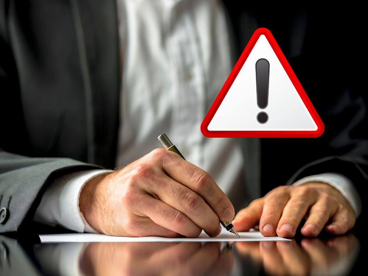 sfondo uomo che scrive a penna e simbolo pericolo