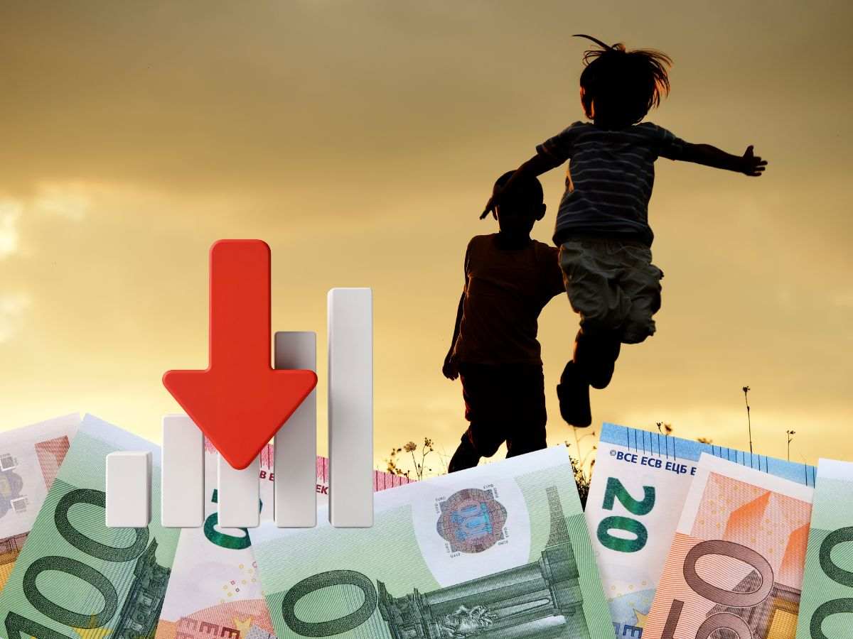 sfondo bambini che giocano, banconote euro e grafico a ribasso