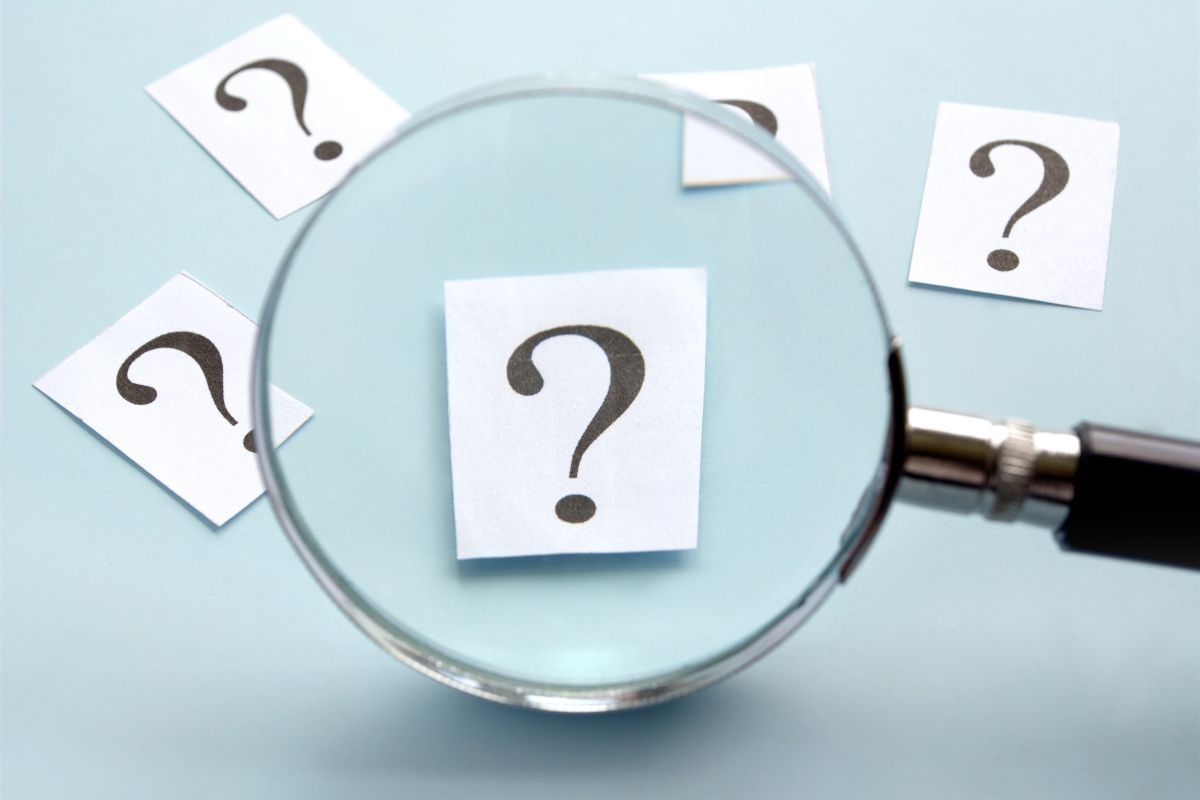 Lente con punto interrogativo