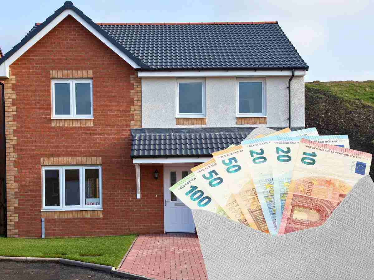 sfondo casa e banconote euro in busta