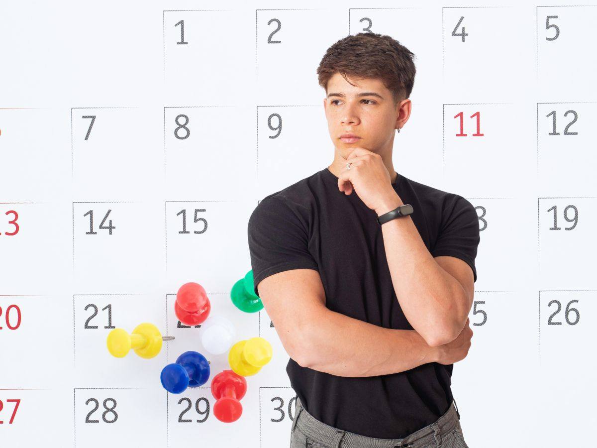 sfondo calendario e ragazzo che pensa