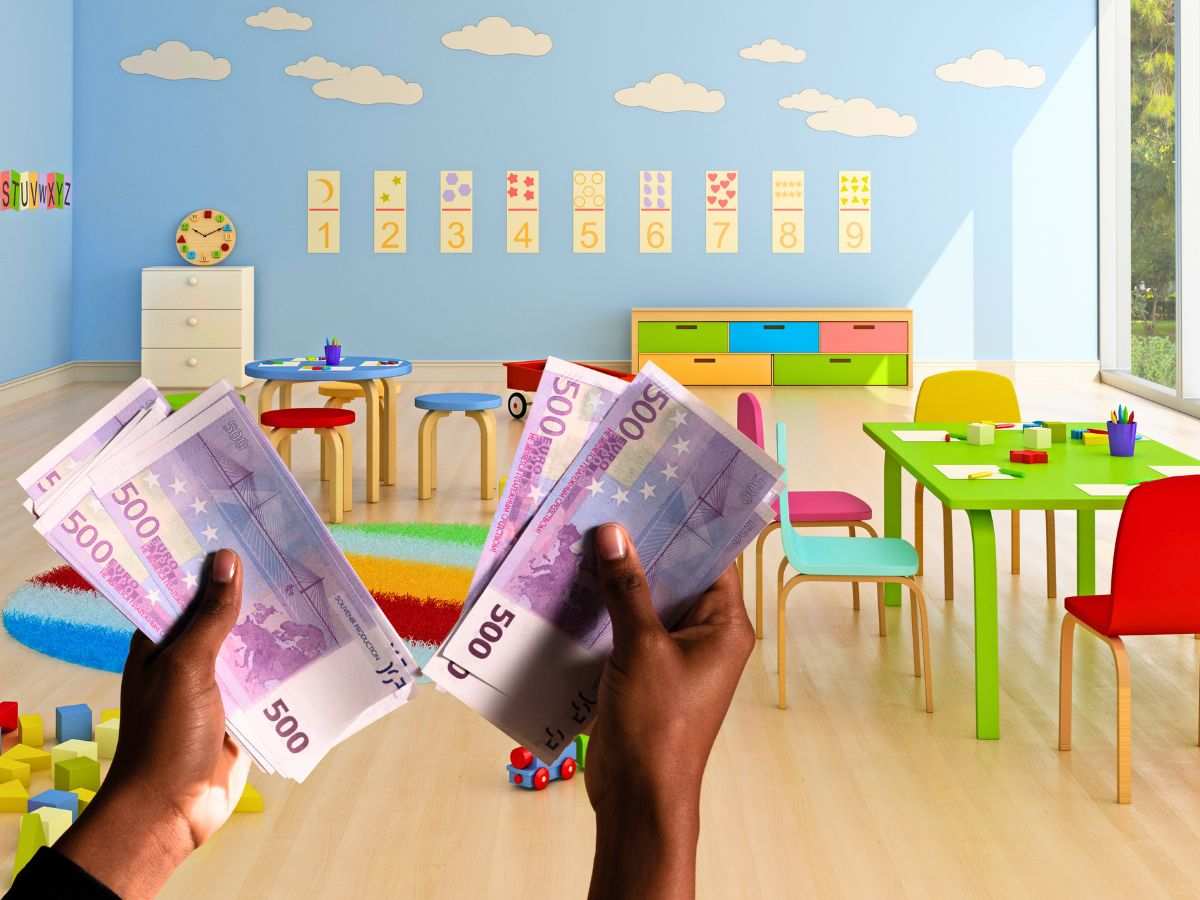 sfondo aula nido e banconote 500 euro tra le mani