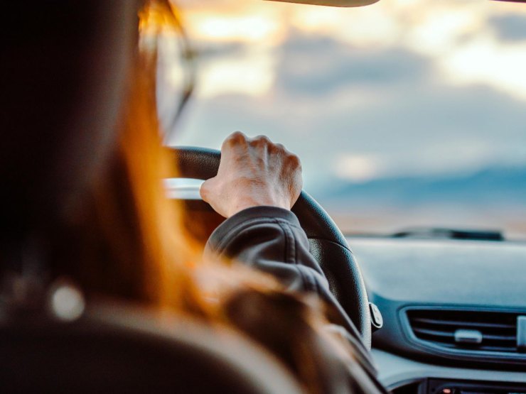 donna al volante